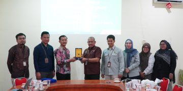 KUNJUNGAN BENCHMARKING SISTEM PENJAMINAN MUTU SERTA PENANDATANGANAN KERJASAMA ANTARA STKIP AL MAKSUM LANGKAT DAN ITSI